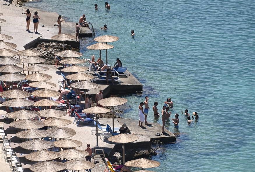 Ξαπλώστρες από…χρυσάφι στα beach bar: Αδιανόητες τιμές ακόμα και σε λιγότερο δημοφιλείς προορισμούς