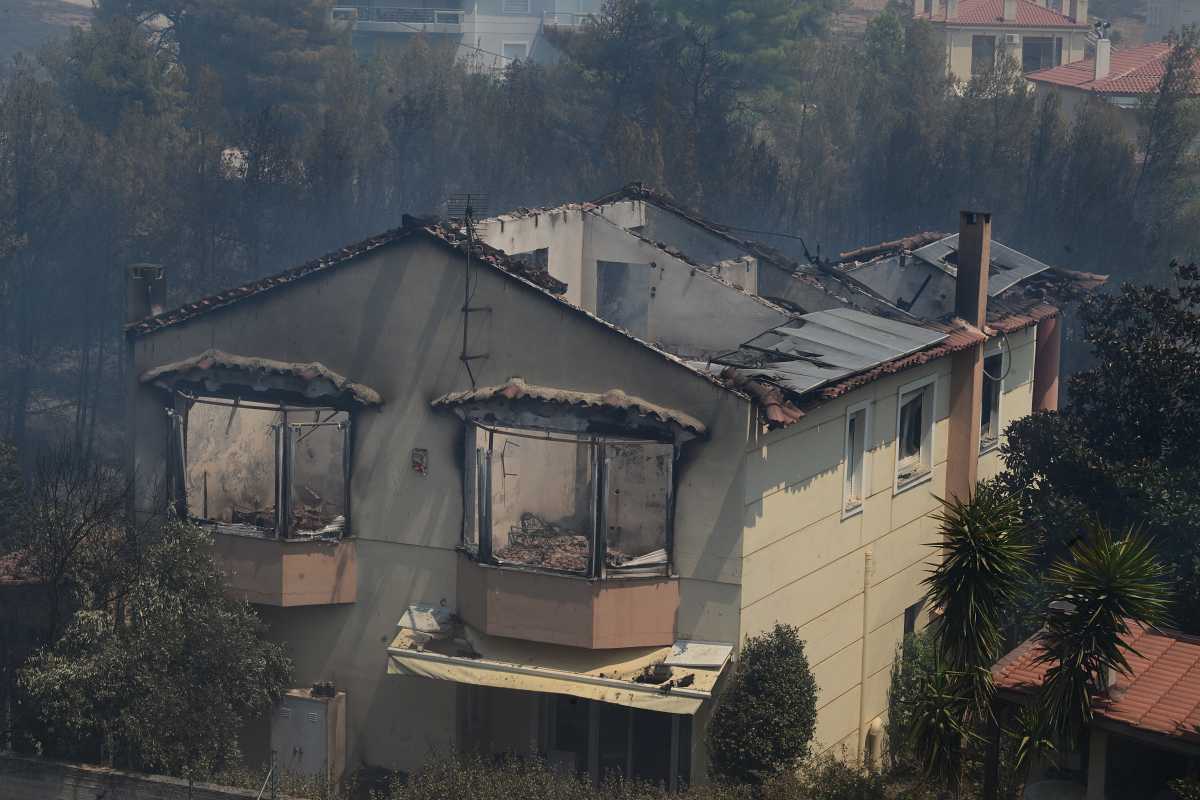 Φωτιές: «Τα πυροσβεστικά ήταν έξω από τις βίλες στον Βαρνάβα» καταγγέλλει κάτοικος