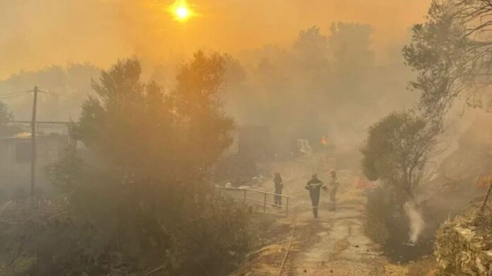 Ανεξέλεγκτη η φωτιά στο Ρέθυμνο – Νέο μήνυμα από το 112, εκκενώνεται και τέταρτος οικισμός