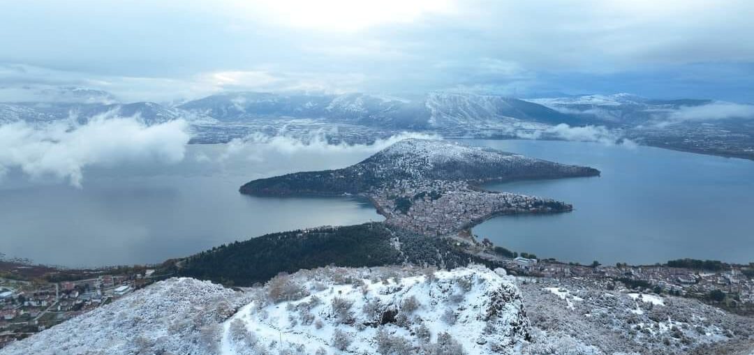 Με τον άσπρο της μανδύα μας υποδέχτηκε σήμερα το πρωί η Καστοριά(φωτογραφίες )