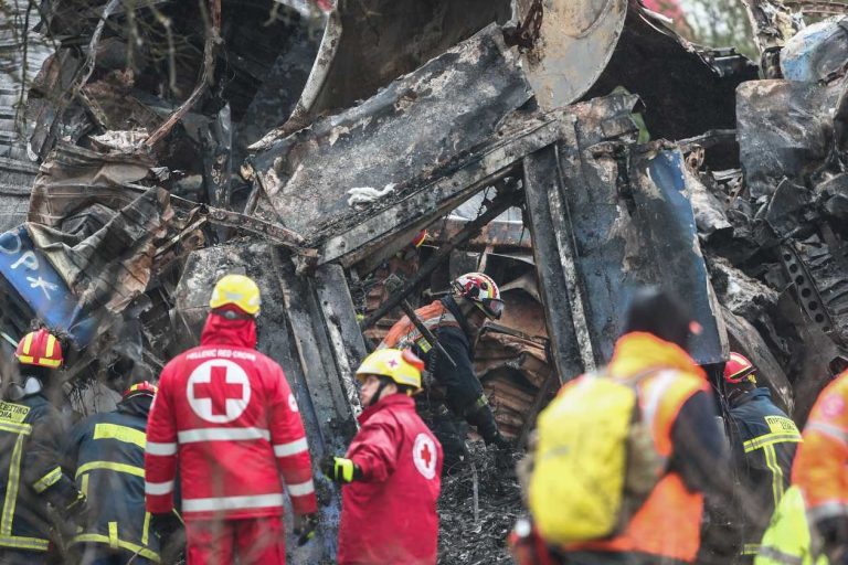 ΣΥΝΕΧΙΖΟΝΤΑΙ ΟΙ ΕΡΕΥΝΕΣ ΤΩΝ ΣΩΣΤΙΚΩΝ ΣΥΝΕΡΓΕΙΩΝ ΓΙΑ ΤΟΥΣ ΑΓΝΟΟΥΜΕΝΟΥΣ ΣΤΟ ΠΟΛΥΝΕΚΡΟ ΣΙΔΗΡΟΔΡΟΜΙΚΟ ΔΥΣΤΥΧΗΜΑ ΣΤΑ ΤΕΜΠΗ(ΒΑΣΙΛΗΣ ΒΕΡΒΕΡΙΔΗΣ/ΜΟΤΙΟΝΤΕΑΜ)